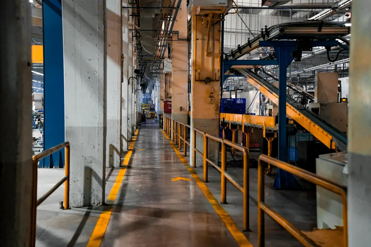 Troubleshooting conveyor belt miring pada sistem conveyor belt industri di area pabrik